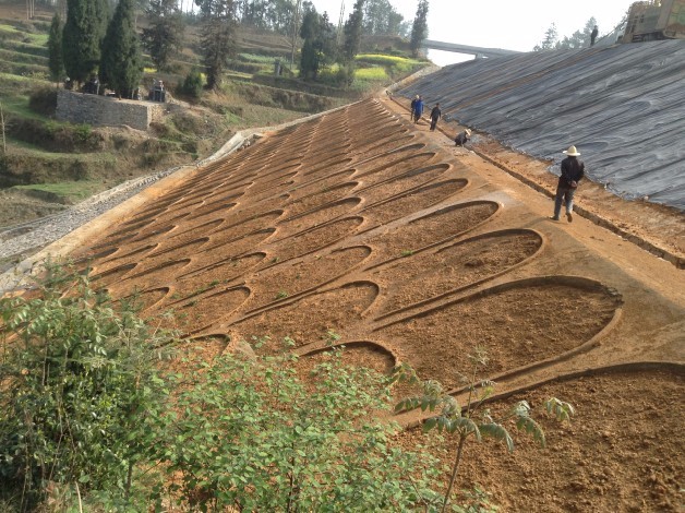 贵州遵义下边坡喷播植草
